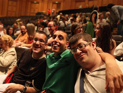 Persones amb autisme gaudint d'una activitat cultural