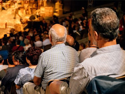 Persones sense llar gaudint d'una activitat cultural