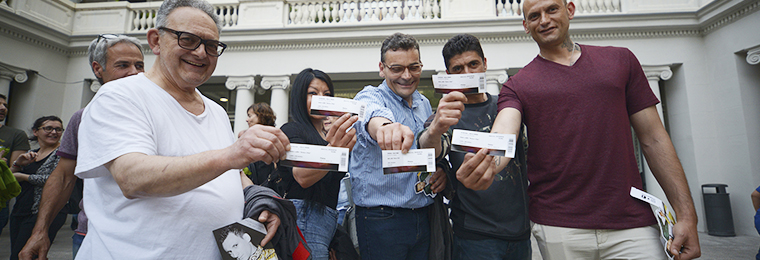 Grupo de personas mostrando las entradas de un espectáculo